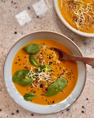 🥣 Podzim volá po dýňové polévce Je zase ten čas roku, kdy venku křupe listí a kuchyní voní pečená dýně. U nás v Yummigos...